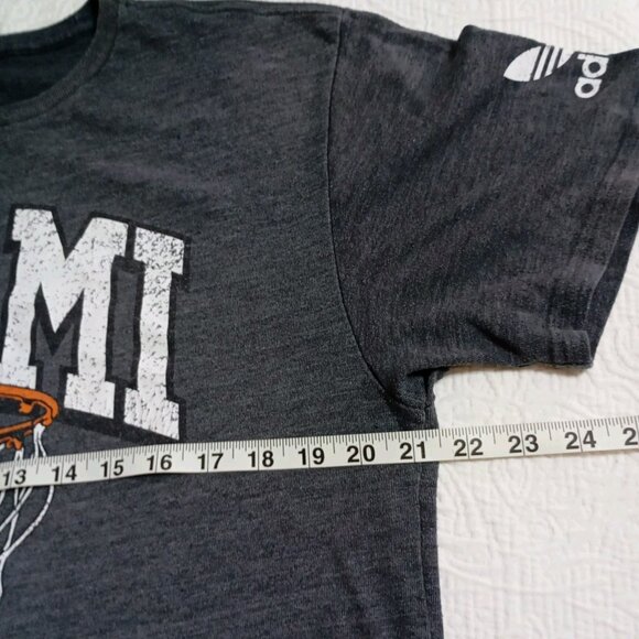 Adidas Men’s  Gray Basketball Logo T Shirt Sports Size L - Picture 8 of 10